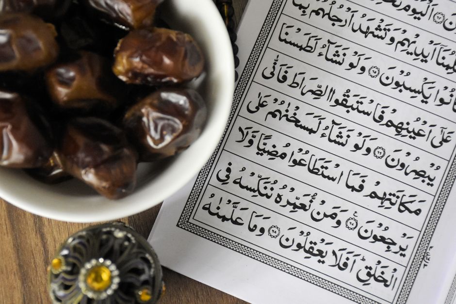 A person holding oxycodone medication next to a prayer mat during Ramadan, representing safe medication management while fasting