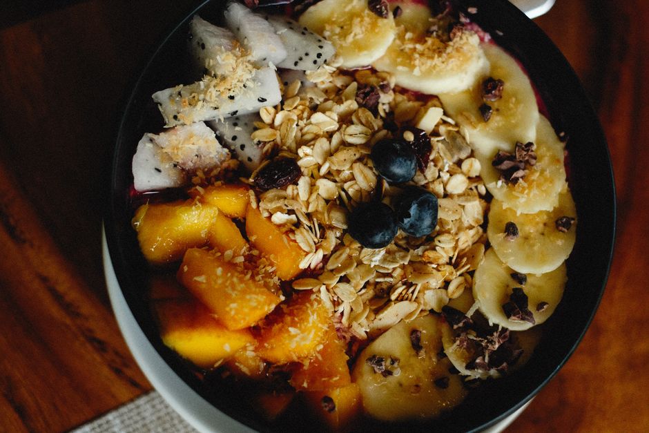 A spread of gentle, hydrating foods like bananas, rice, broth, and coconut water that may help during oxycodone withdrawal
