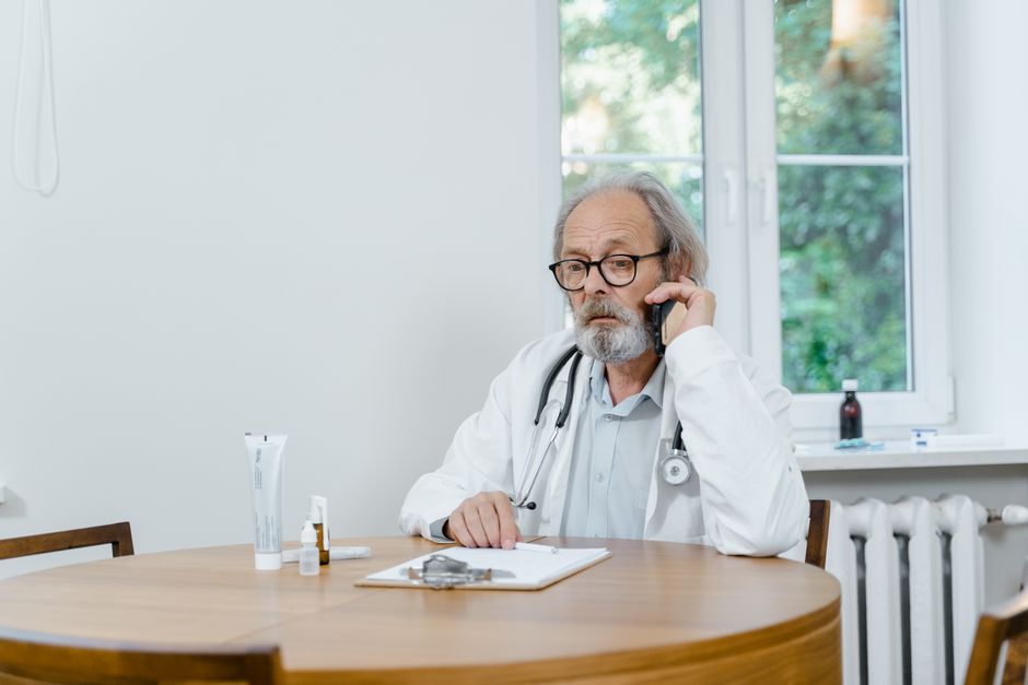 Doctor on the phone discussing withdrawal symptoms and safety warning signs with a patient