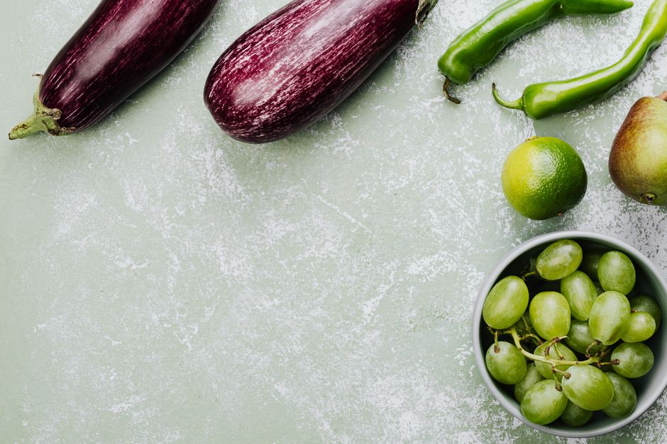 A colorful spread of high-fiber fruits, vegetables, and whole grains that help relieve oxycodone-induced constipation