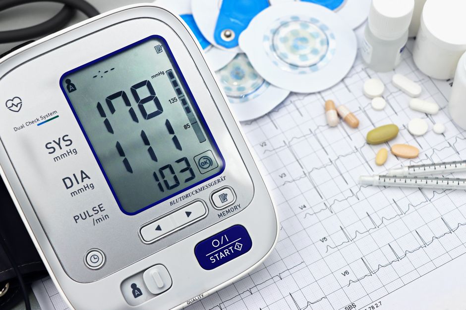 A pulse oximeter and oxycodone pills representing the connection between oxycodone and heart rate