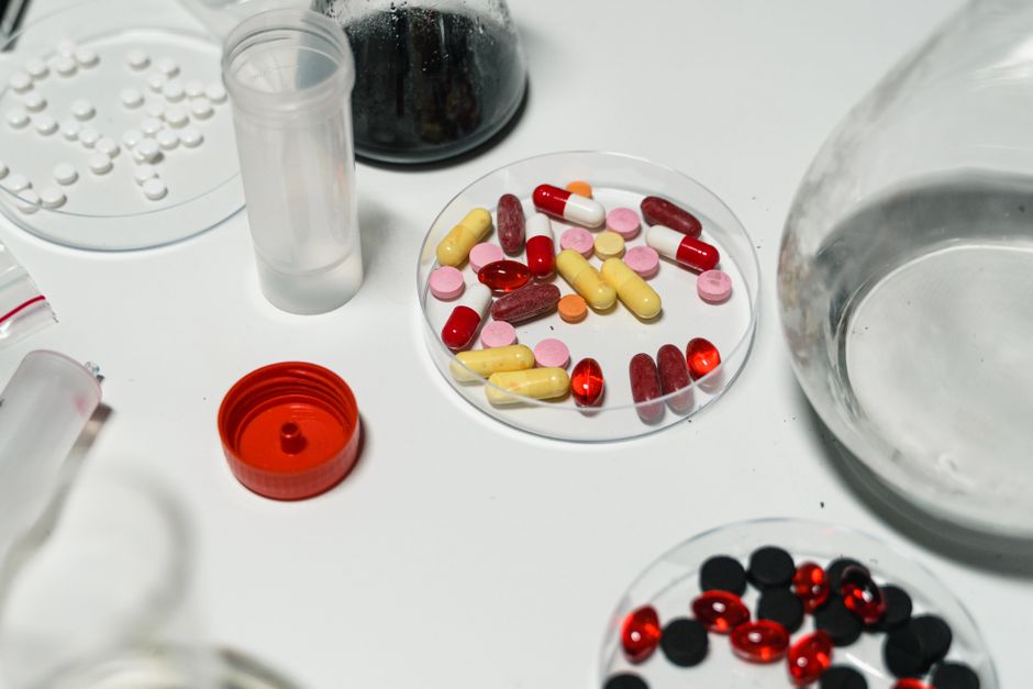 Illustration of DNA strands and pills representing genetic differences in oxycodone metabolism