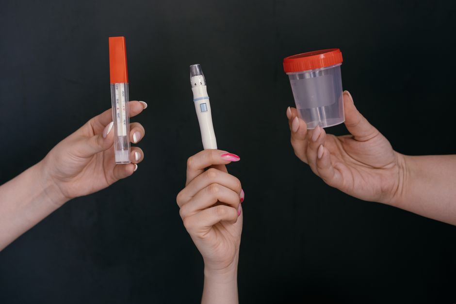 Medical urine sample cups showing different color shades related to oxycodone side effects