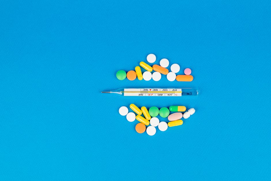 Oxycodone pills next to a clock representing half-life and elimination time