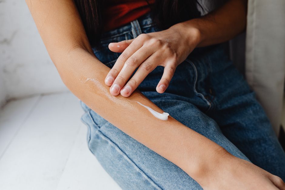 Person scratching their itchy arm due to an oxycodone side effect