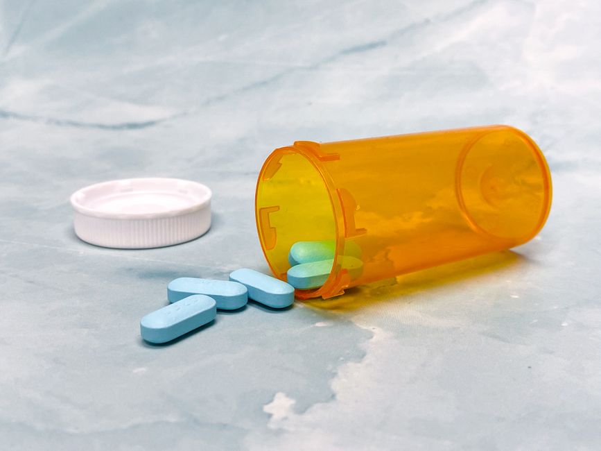 Spilled oxycodone pills next to a prescription bottle representing an accidental double dose