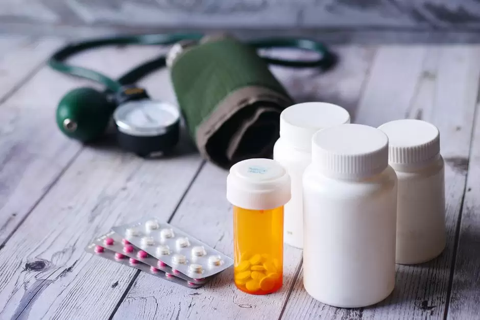 A cup of coffee next to oxycodone pills on a table, illustrating the topic of coffee and medication interaction
