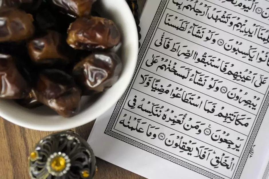 A person holding oxycodone medication next to a prayer mat during Ramadan, representing safe medication management while fasting