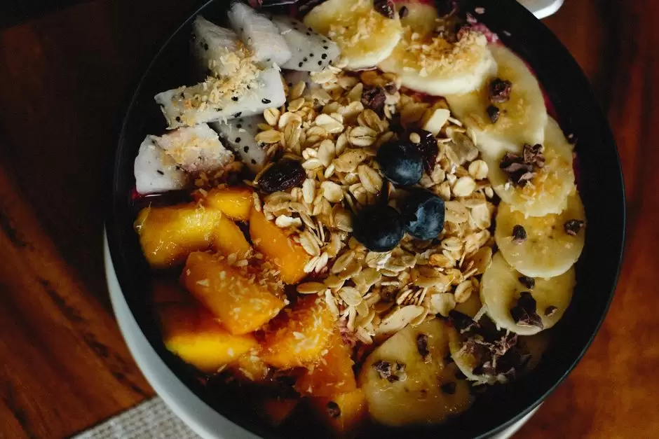 A spread of gentle, hydrating foods like bananas, rice, broth, and coconut water that may help during oxycodone withdrawal