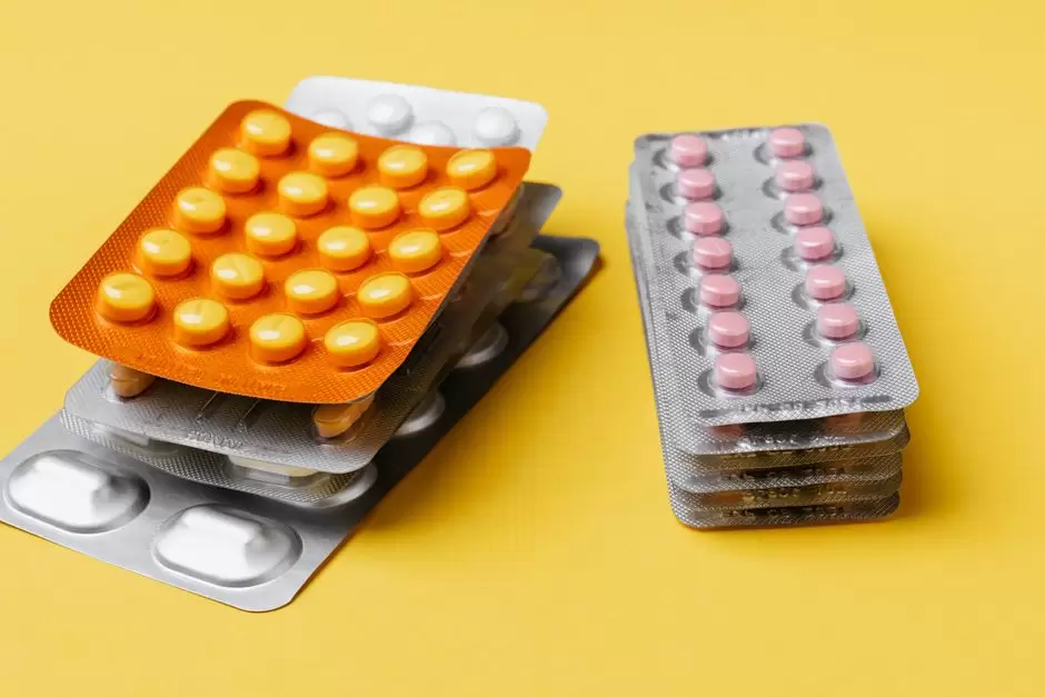 Bottle of oxycodone prescription pills next to a New York State outline representing state-specific oxycodone laws