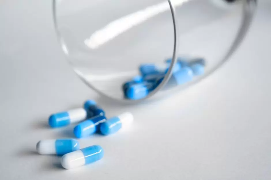 Oxycodone pills next to a glass of alcohol illustrating the risks of combining oxycodone and alcohol