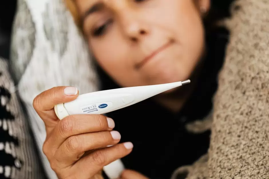 Person feeling ill in bed with symptoms similar to both flu and oxycodone withdrawal