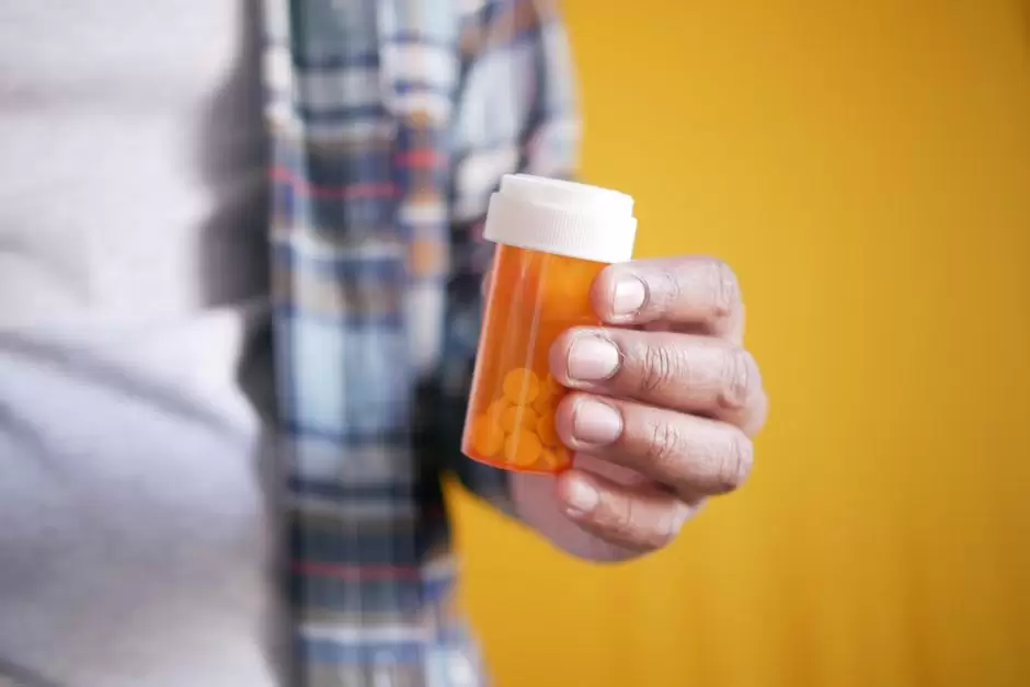 Pharmacist reviewing an oxycodone prescription bottle for an Illinois patient