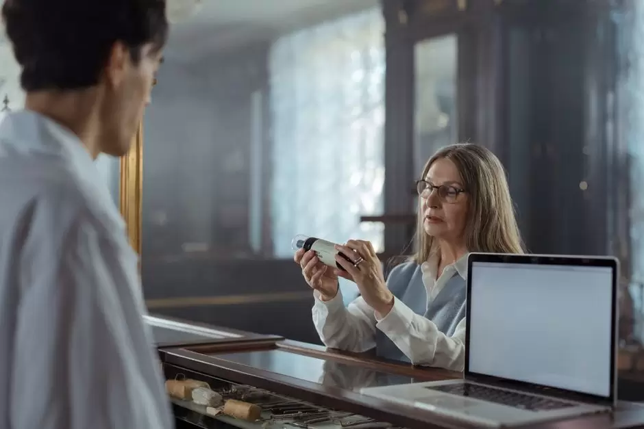 Pharmacist reviewing an oxycodone prescription with a patient in Georgia
