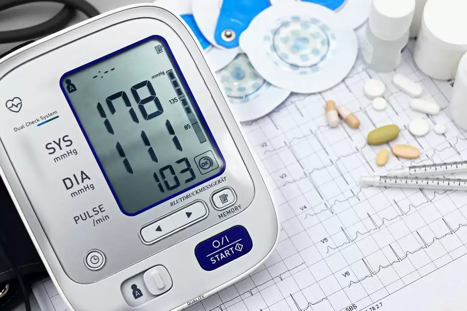 A pulse oximeter and oxycodone pills representing the connection between oxycodone and heart rate