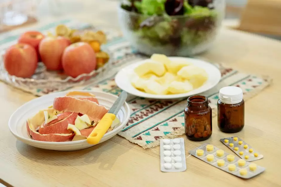 Oxycodone pills next to a small plate of food representing whether to take medication before or after eating